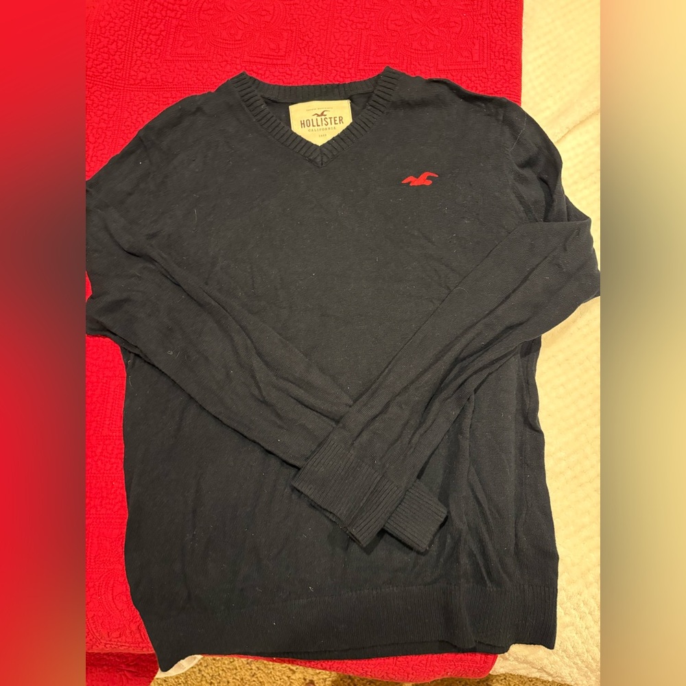 Hollister Men's Dark Navy V-Neck Sweater